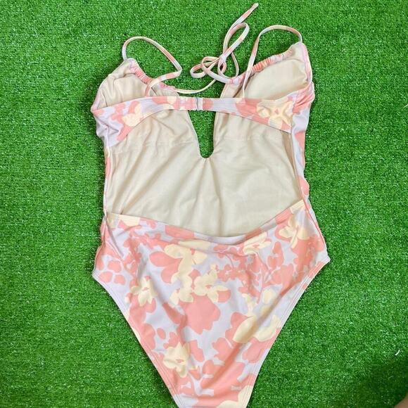 Cupshe Womens L Floral Swimsuit Bathing Vacation‎ Resortwear One-Piece NWOT - Picture 2 of 4